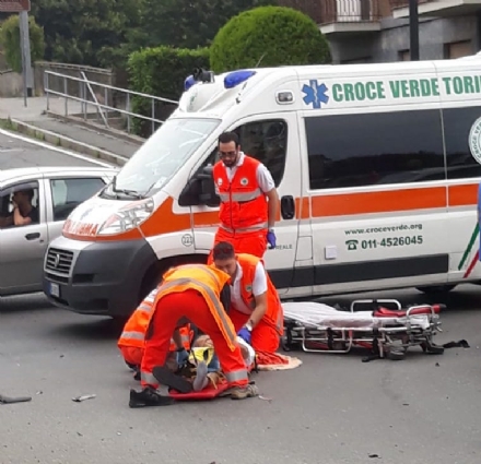 VENARIA - Motociclista ferito gravemente dopo lo scontro con un'auto