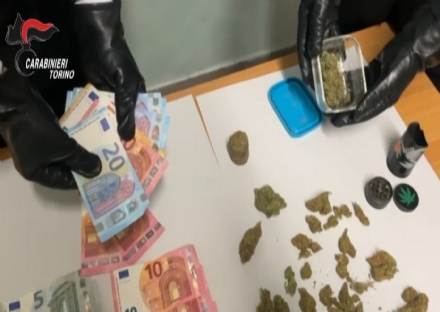 COLLEGNO - 35enne arrestato: trovato con armi, 800 grammi di droga e oltre 3mila euro