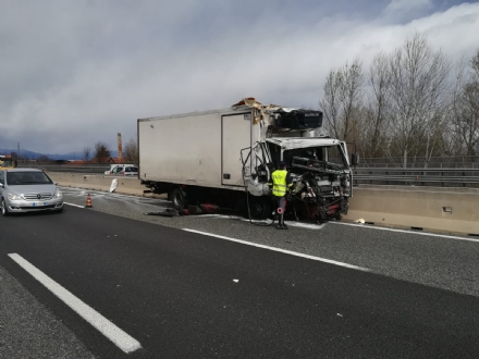 RIVOLI - Scontro fra due tir e un'auto in tangenziale: una persona finisce in ospedale