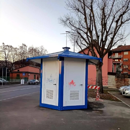 VENARIA - Vandali in azione: imbrattata la casetta Smat nel quartiere Rigola, ancora da inaugurare