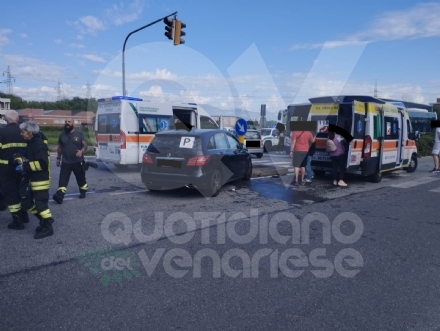 INCIDENTE A VENARIA - Scontro fra due auto in corso Garibaldi: tre feriti - FOTO