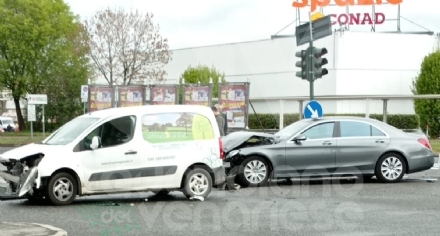 TORINO-VENARIA - Scontro fra due auto all'incrocio: due persone ferite - FOTO