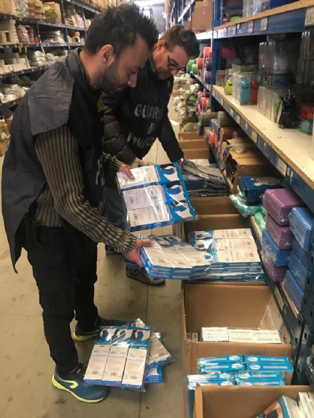 RIVOLI-PIANEZZA - Maxi sequestro di prodotti medici, sanitari e giocattoli: FOTO