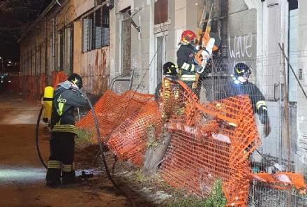 COLLEGNO - Incendio al vecchio deposito Atm, intervento dei vigili del fuoco - FOTO