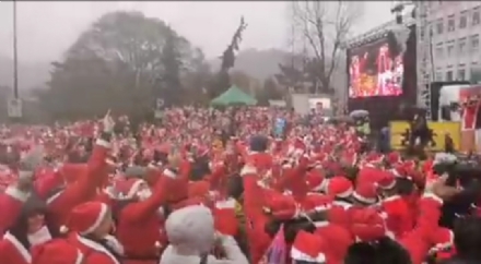 RADUNO DEI BABBI NATALE - In migliaia anche della nostra zona per aiutare i bimbi del Regina