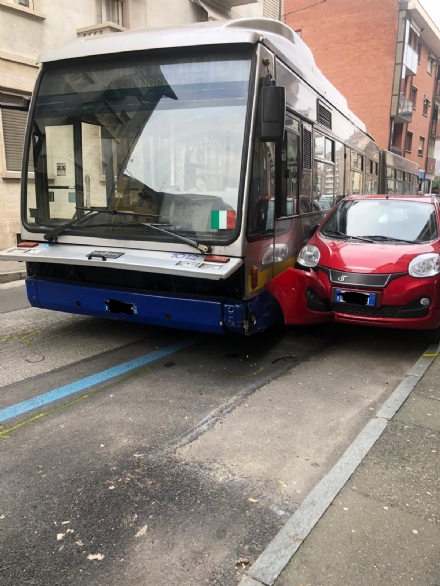 VENARIA - Si rompe lo sterzo dell'autobus, che finisce contro due auto: caos in via Palestro