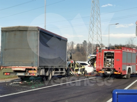 VENARIA - Scontro taxi-camion lungo la provinciale: un ferito FOTO