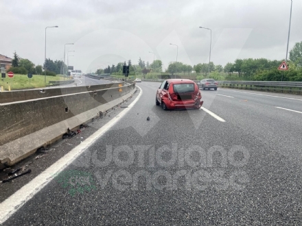 INCIDENTE IN TANGENZIALE A RIVOLI - Con l'auto finisce contro il guardrail: un ferito - FOTO
