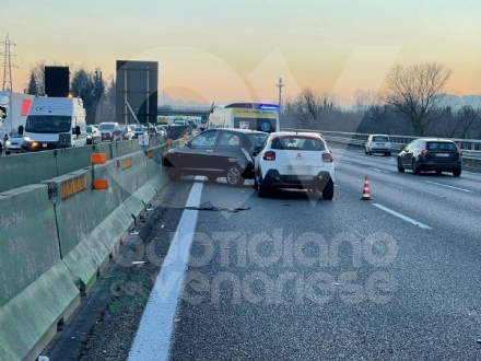 INCIDENTE IN TANGENZIALE A COLLEGNO - Scontro fra tre auto, due persone ferite - FOTO