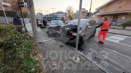 INCIDENTE A RIVOLI In via Alpignano: due auto si scontrano, disagi al traffico