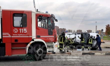INCIDENTE FRA TORINO E VENARIA - Scontro fra due auto, una si ribalta: donna incinta in ospedale