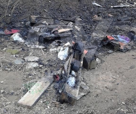RIVOLI-GRUGLIASCO - Idioti in azione: bruciato il «villaggio felino» e alcuni alberi