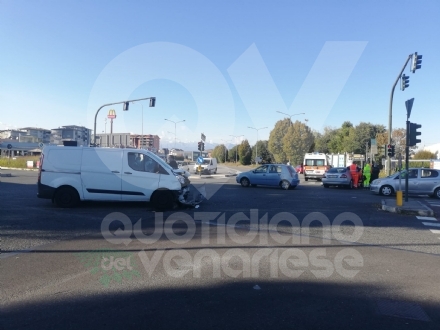 TORINO-VENARIA - Incidente all'incrocio fra strada Altessano e corso Garibaldi: un ferito - FOTO