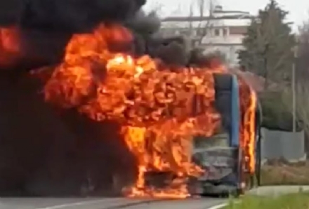 RIVOLI - L'autobus Gtt proveniente da Collegno prende fuoco in corso Levi mentre è in marcia