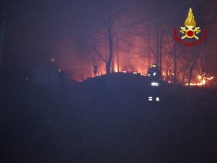 VAL DELLA TORRE - Incendio boschivo: riprese le operazioni, la preoccupazione non diminuisce