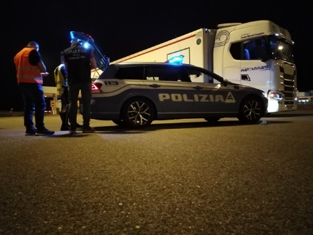 RIVOLI - Alimenti trasportati in tir troppo caldi: sequestrata una tonnellata di merce