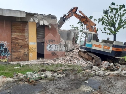 RIVOLI - Avviati i lavori di demolizione dell'ex cabina di trasformazione della filovia Torino-Rivoli
