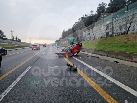 INCIDENTE IN TANGENZIALE A COLLEGNO - Perde il controllo dell'auto e si ribalta - FOTO