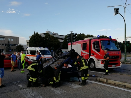 TORINO - VENARIA - Incidente all'incrocio vicino alla Cittadella della Juve: tre feriti