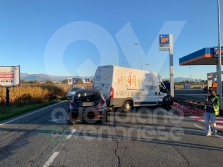 BORGARO - Scontro furgone-auto lungo la provinciale 2: disagi ma nessun ferito - FOTO