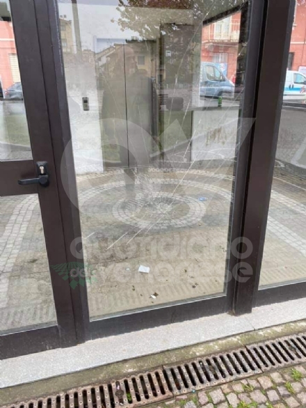 VENARIA - Vandali in azione in piazza Pettiti: danneggiati i vetri dell'area d'accesso ai parcheggi