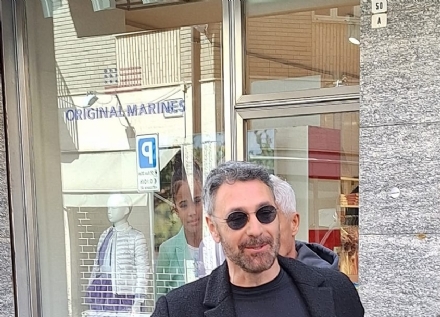 RIVOLI - Tutti pazzi per Raoul Bova: video, selfie e fotografie durante la giornata rivolese - FOTO