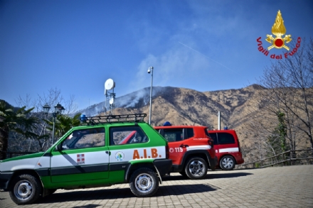 VAL DELLA TORRE - Incendio boschivo: la situazione è in miglioramento. In azione l'elicottero
