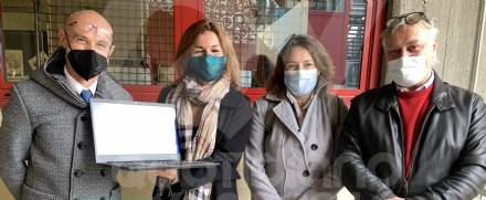 RIVOLI - Dopo il furto, due aziende decidono di donare 9 pc portatili alla scuola media Levi
