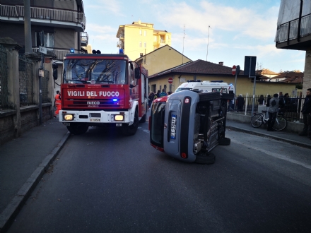 VENARIA - Scontro all'incrocio: auto si ribalta in via Nazario Sauro: una ferita