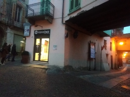 RIVOLI - I ladri prendono di mira il negozio di borse di lusso nella «solita» via Piol