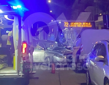 INCIDENTE A VENARIA REALE - Scontro auto-bus: una persona ferita, danneggiati i bidoni della raccolta rifiuti - FOTO