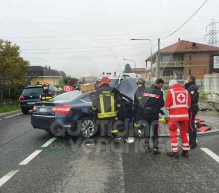 MATHI - Malore mentre guida: auto finisce contro il palo della luce. Conducente in ospedale FOTO