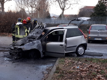 GRUGLIASCO -  Una Punto prende fuoco vicino alle Poste: i pompieri evitano l'esplosione
