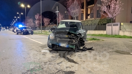 PIANEZZA - Pauroso incidente in via Aldo Moro: tre feriti, pianezzese in gravi condizioni