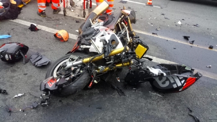 GRUGLIASCO - Scontro fra moto e auto in strada Antica di Grugliasco: centauro ferito