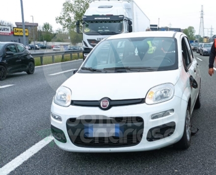 INCIDENTE IN TANGENZIALE A COLLEGNO - Tamponamento fra tre mezzi: un ferito - FOTO