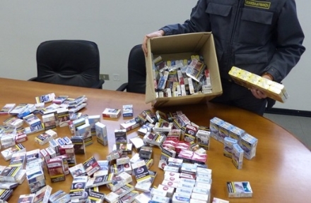 CASELLE - Oltre 56 chili di sigarette nel trolley: «Sono per i miei amici». Fermata dalla Finanza
