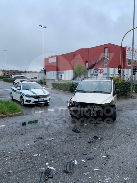 BORGARO - Scontro in via Lanzo fra due auto: una persona ferita - FOTO