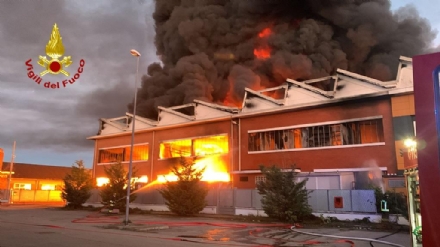 CRONACA - Incendio in un'azienda di trattamento rifiuti a Beinasco: puzza di bruciato fino a Venaria - FOTO