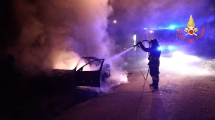 RIVOLI - Il piromane torna in azione: bruciata un'altra macchina a Cascine Vica