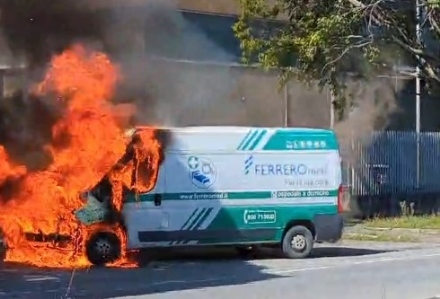 VENARIA - Furgone di medicinali prende fuoco durante la marcia in corso Alessandria