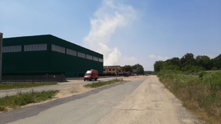 ROBASSOMERO - Incendio in un'azienda dell'area industriale: strada bloccata al traffico