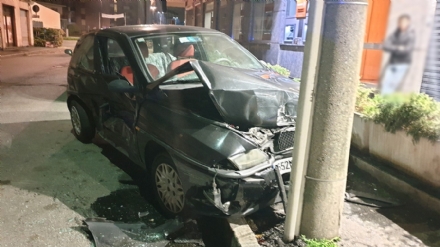 VENARIA - Perdono il controllo dell'auto, provocano un incidente e fuggono via