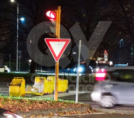 VENARIA - Prende i bidoni della differenziata e li getta in mezzo alla strada: fermato dalla polizia locale
