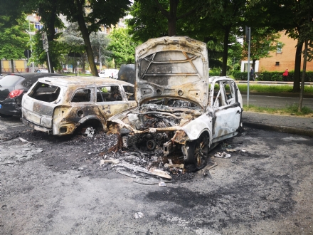 COLLEGNO - A fuoco tre auto parcheggiate in piazza Pablo Neruda: indagano i carabinieri