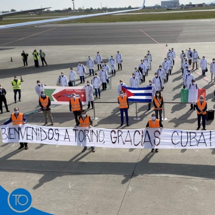 CASELLE - Coronavirus, atterrati i sanitari della Brigada cubana: impiegati alle Ogr