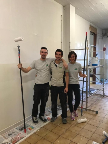 VENARIA - Corridoi ridipinti all'Arti e Mestieri di via Amati grazie a &quot;Bricolage del Cuore&quot;
