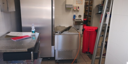 CASELLE - Ladri in azione al Burger King: tanti danni ma niente bottino