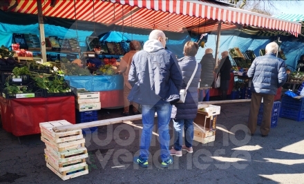 VENARIA - Coronavirus, mercati rionali aperti ma solo per vendita di generi alimentari