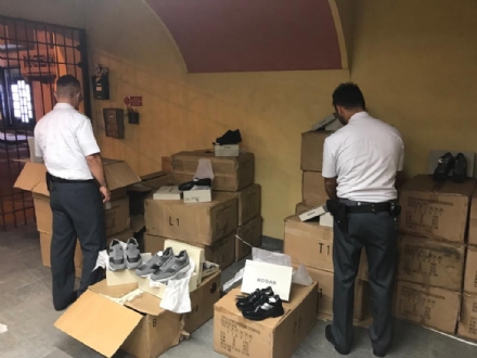 ALPIGNANO - 400 scarpe e 1.600 accessori «Hogan» palesemente falsi: denunciato un uomo